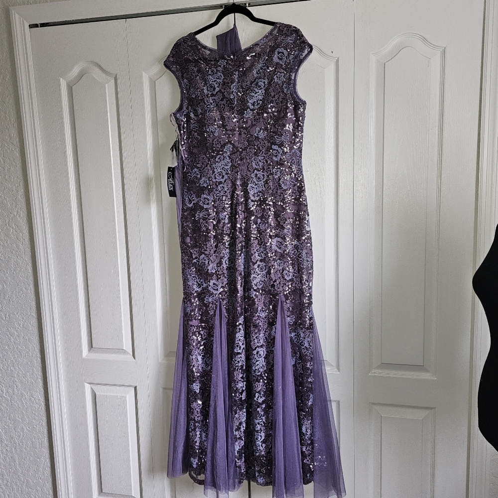 Alex Evening Elegant Purple Lace Evening Gown - Size 12 - Picture 12 of 12